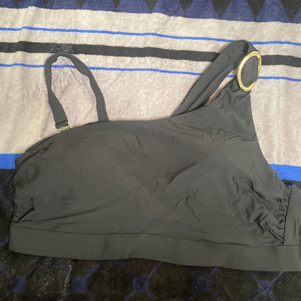 Swim top with asymmetric straps